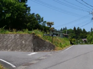 坂道を上った直後にある直進支指示の看板